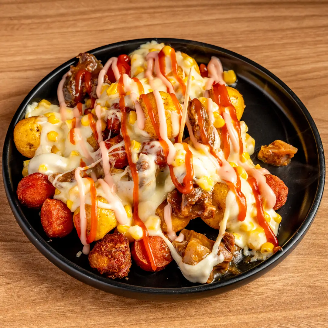 Salchipapa criollo